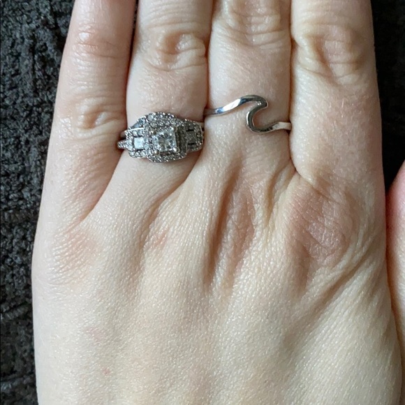 Boutique Wave Ring Silver Color Size 8 Simple Dainty Design - Picture 3 of 3